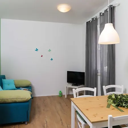 Karmen - One-bedroom With Terrace Olive *